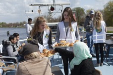 Uitstapje met vluchtelingen Noodopvang Leiden 2016.jpg